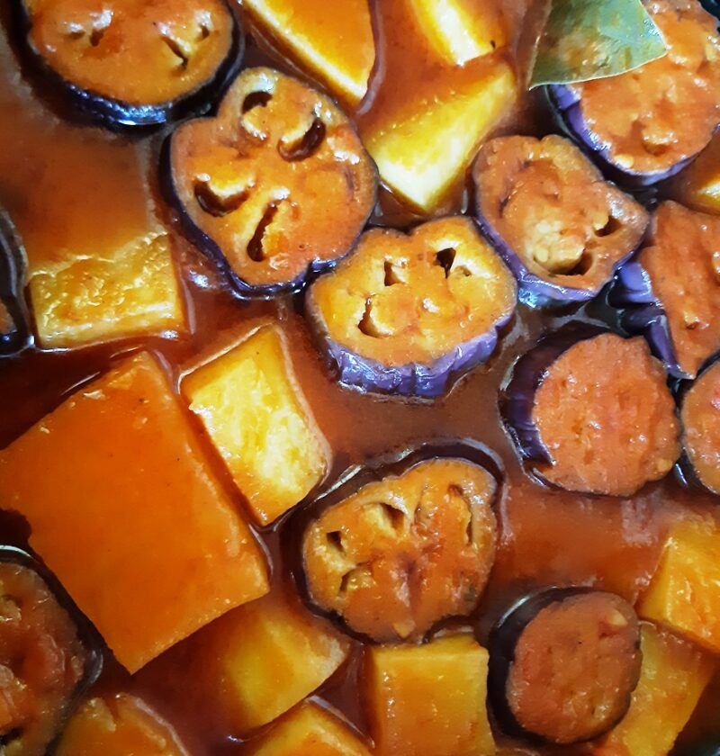 Eggplant and potato chunks in tomato sauce