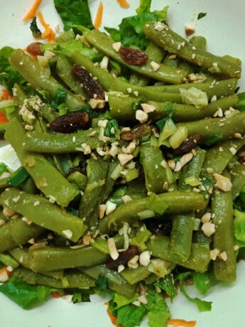 Salad with green beans carrots raisins and almonds