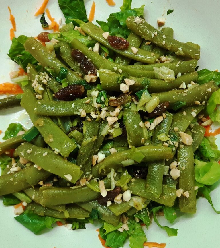 Salad with green beans carrots raisins and almonds