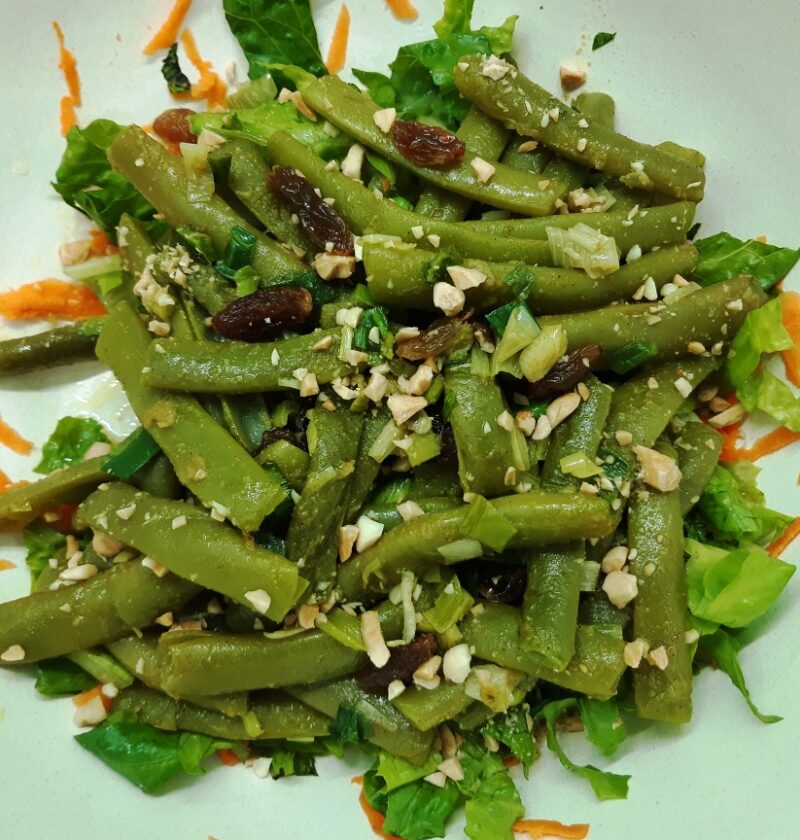 Salad with green beans carrots raisins and almonds