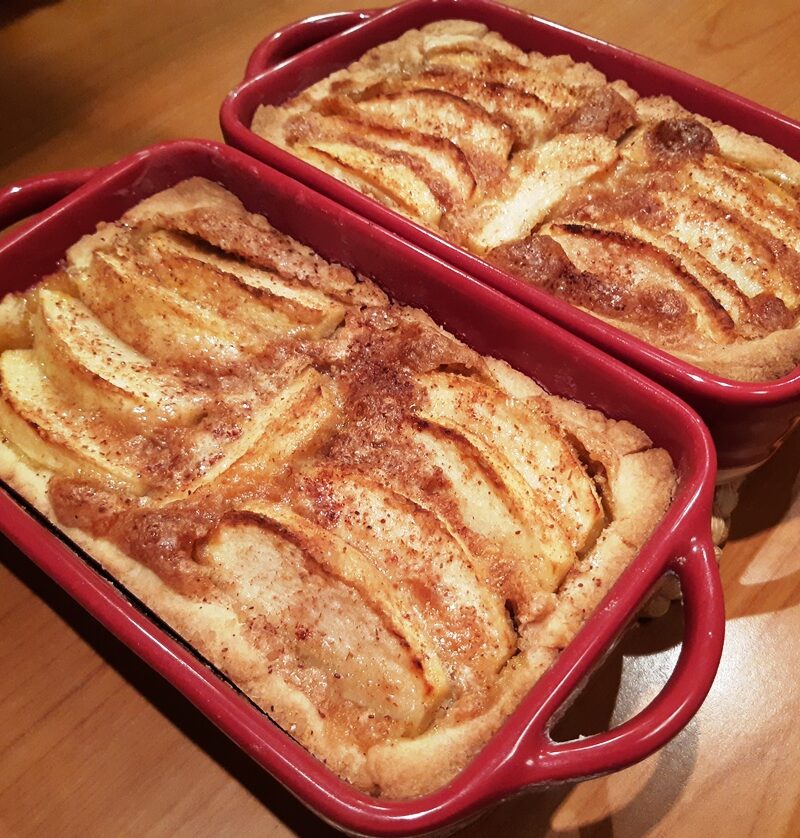 A bake tin with apple tart
