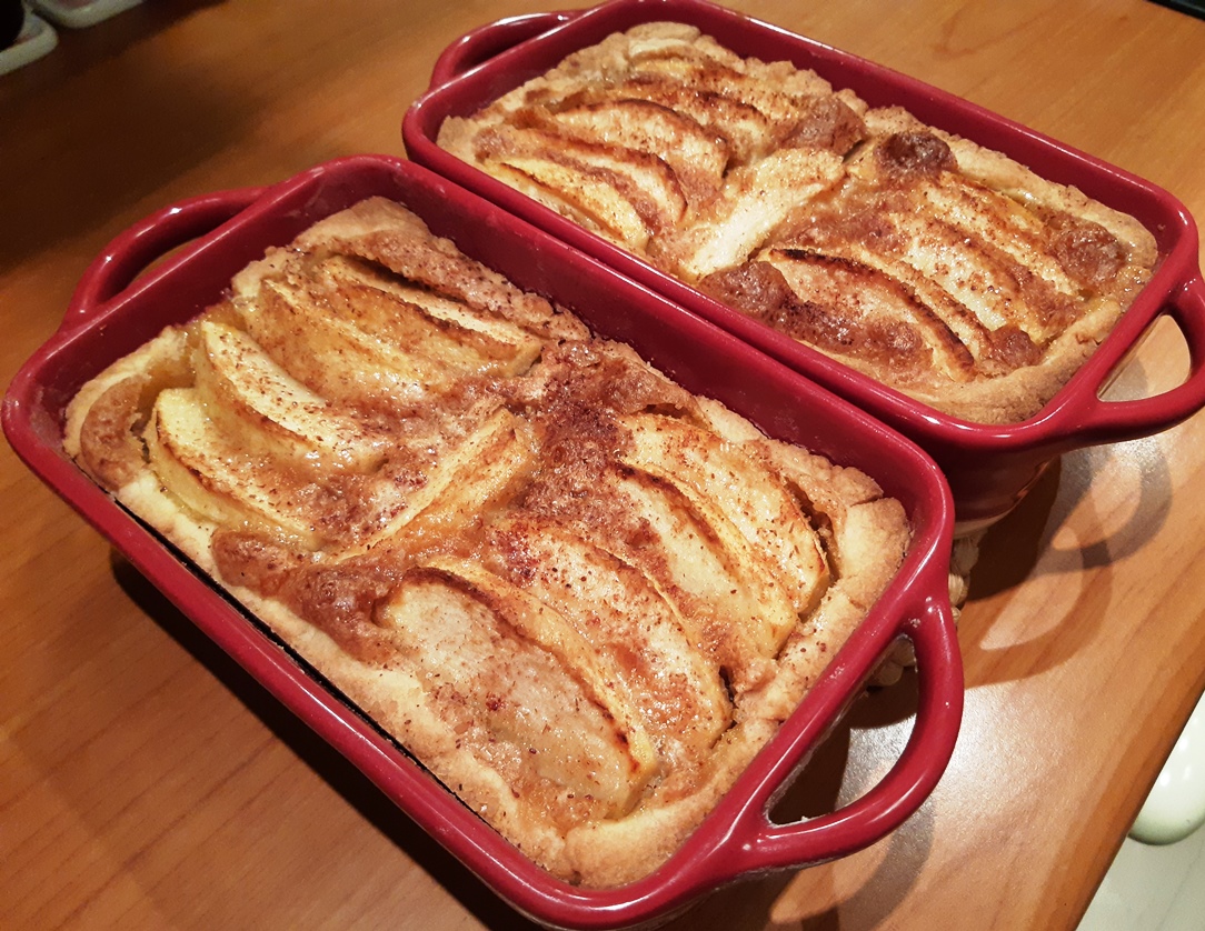 A bake tin with apple tart